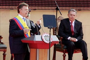 Juan Manuel Santos (L) and Alvaro Uribe